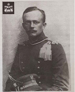 Remigiusz Grocholski. Zdjęcie, około 1919 r. W lewym górnym rogu herb rodowy Grocholskich Syrokomla*.